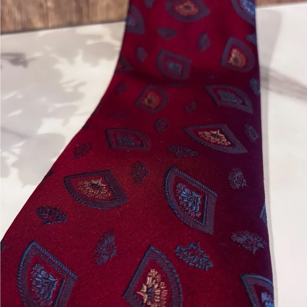Elegant Maroon Patterned Tie
